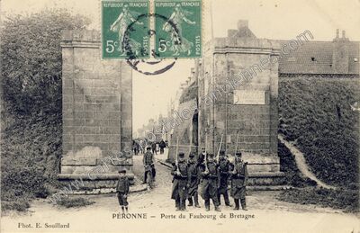 Carte postale ancienne Porte du Faubourg de Bretagne — Péronne (Saône-et-Loire)