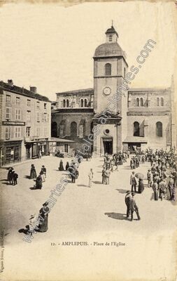Carte postale ancienne Place de l'Eglise — Amplepuis (Rhône)