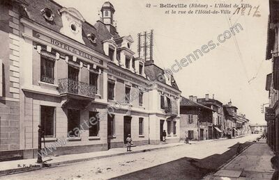 Carte postale ancienne L'Hôtel de Ville et la rue de l'Hôtel-de-Ville — Belleville (Rhône)