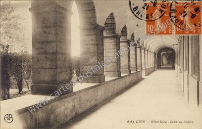 Carte postale ancienne Hôtel-Dieu - Cour du Cloître — Lyon (Rhône)