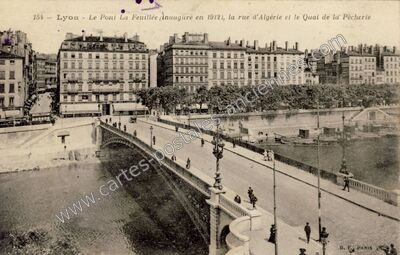 Carte postale ancienne Le Pont La Feuillée (inauguré en 1912), la rue d'Algérie et le Quai de la Pêcherie — Lyon (Rhône)