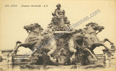 Carte postale ancienne Fontaine Bartholdi — Lyon (Rhône)