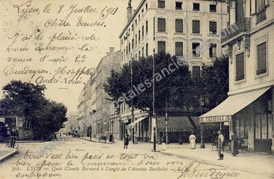Carte postale ancienne Quai Claude Bernard à l'angle de l'Avenue Berthelot — Lyon (Rhône)