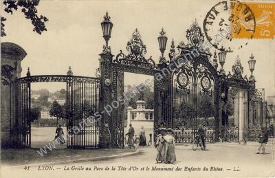 Carte postale ancienne La Grille au Parc de la Tête d'Or et le Monument des Enfants du Rhône — Lyon (Rhône)