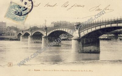 Carte postale ancienne Pont sur le Rhône à Perrache (Chemin de fer P.-L.-M.) — Lyon (Rhône)