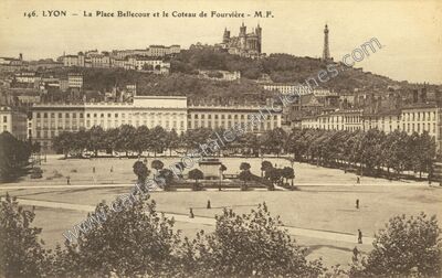 Carte postale ancienne La Place Bellecour et le Coteau de Fourvière — Lyon (Rhône)