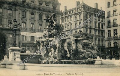Carte postale ancienne Place des Terreaux. — Fontaine Bartholdi — Lyon (Rhône)