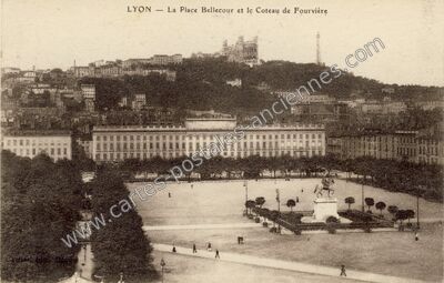 Carte postale ancienne La Place Bellecour et le Coteau de Fourvière — Lyon (Rhône)