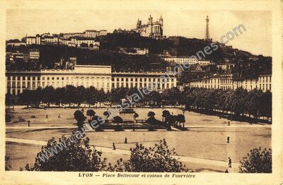 Carte postale ancienne Place Bellecour et coteau de Fourvière — Lyon (Rhône)