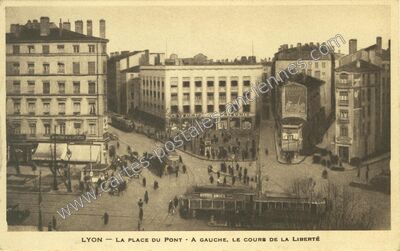 Carte postale ancienne La Place du Pont - À gauche, le Cours de la Liberté — Lyon (Rhône)