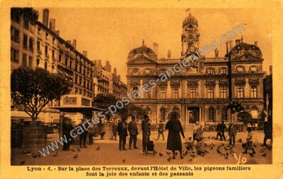 Carte postale ancienne Sur la place des Terreaux, devant l'Hôtel de Ville — Lyon (Rhône)