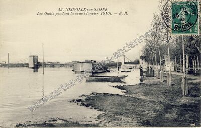 Carte postale ancienne Les Quais pendant la crue (Janvier 1910). — E. R — Neuville-sur-Saône (Rhône)