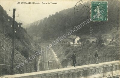 Carte postale ancienne Sortie du Tunnel — Les Sauvages (Rhône)