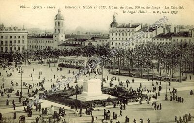 Carte postale ancienne Place Bellecour, tracée en 1617, 310 m. de long, 200 m. de large — Lyon (Rhône)