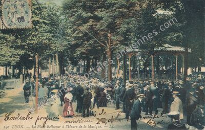 Carte postale ancienne La Place Bellecour à l'Heure de la Musique — Lyon (Rhône)