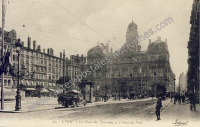 Carte postale ancienne La Place des Terreaux et l'Hôtel de Ville — Lyon (Rhône)