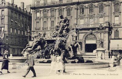 Carte postale ancienne Place des Terreaux - La Fontaine, de Bartholdi — Lyon (Rhône)
