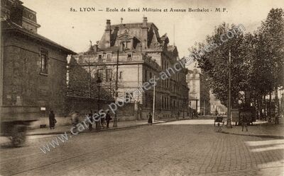 Carte postale ancienne Ecole de Santé Militaire et Avenue Berthelot — Lyon (Rhône)