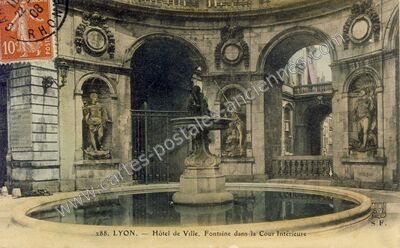 Carte postale ancienne Hôtel de Ville. Fontaine dans la Cour Intérieure — Lyon (Rhône)