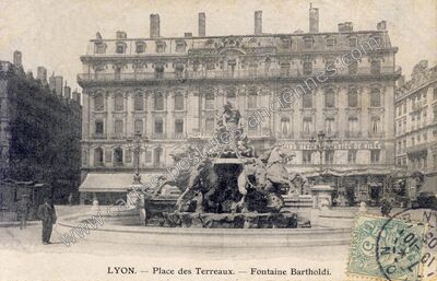 Carte postale ancienne Place des Terreaux. — Fontaine Bartholdi — Lyon (Rhône)