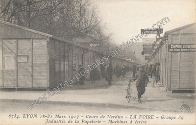 Carte postale ancienne Cours de Verdun - La Foire - Industrie de la Papeterie - Machines à écrire — Lyon (Rhône)