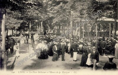 Carte postale ancienne La Place Bellecour a l'Heure de la Musique — Lyon (Rhône)