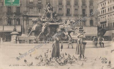 Carte postale ancienne Les Pigeons - Place des Terreaux — Lyon (Rhône)