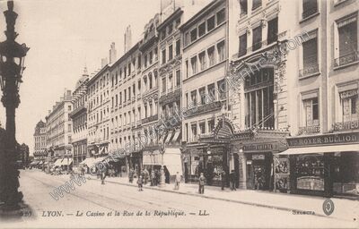 Carte postale ancienne Le Casino et la Rue de la République — Lyon (Rhône)