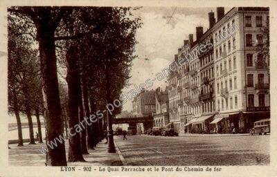 Carte postale ancienne Le Quai Perrache et le Pont du Chemin de fer — Lyon (Rhône)