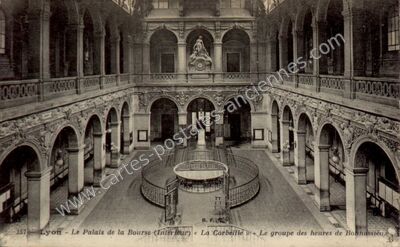 Carte postale ancienne Le Palais de la Bourse (Intérieur) « La Corbeille » Le groupe des heures de Bonnassieux — Lyon (Rhône)