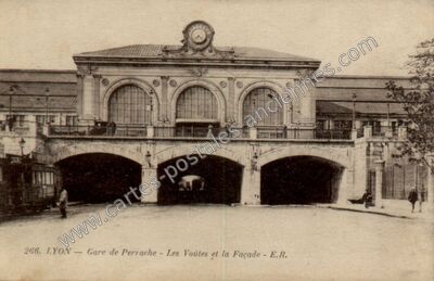 Carte postale ancienne Gare de Perrache - Les Voûtes et la Façade — Lyon (Rhône)