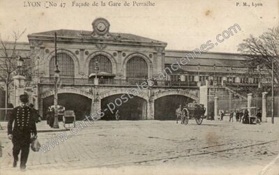 Carte postale ancienne Façade de la Gare de Perrache — Lyon (Rhône)