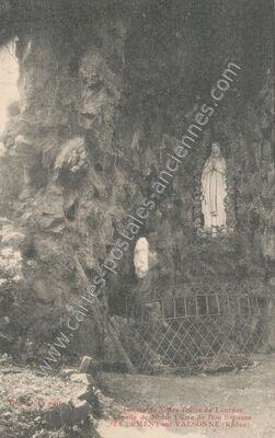 Carte postale ancienne Grotte de Notre Dame de Lourdes, Chapelle de Notre Dame de Bon Secours — Saint-Clément-sur-Valsonne (Rhône)