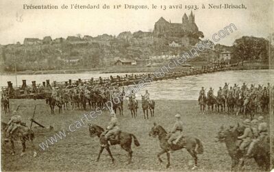 Carte postale ancienne Présentation de l'étendard du 11e Dragons — Neuf-Brisach (Haut-Rhin)
