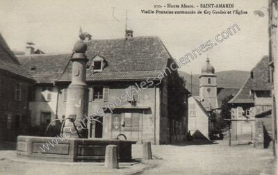 Carte postale ancienne Vieille Fontaine surmontée du Coq Gaulois et l'Église — Saint-Amarin (Haut-Rhin)