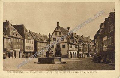 Carte postale ancienne Place de l'Hôtel de Ville et la Halle aux Blés — Obernai (Bas-Rhin)