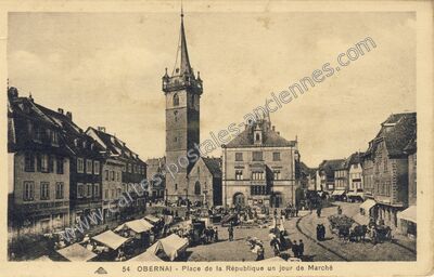 Carte postale ancienne Place de la République un jour de Marché — Obernai (Bas-Rhin)