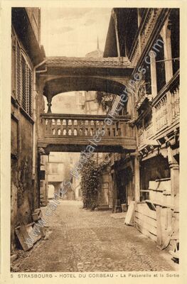 Carte postale ancienne Hôtel du Corbeau - La Passerelle et la Sortie — Strasbourg (Bas-Rhin)