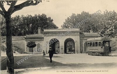 Carte postale ancienne La Porte de France (entrée et sortie) — Perpignan (Pyrénées-Orientales)