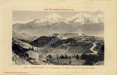Carte postale ancienne La Citadelle ; au fond, la chaîne des Pyrénées — Mont-Louis (Pyrénées-Orientales)
