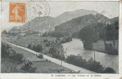 Carte postale ancienne La Vallee et le Gave — Lourdes (Hautes-Pyrénées)