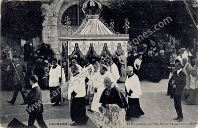 Carte postale ancienne La Procession du Très-Saint-Sacrement — Lourdes (Hautes-Pyrénées)