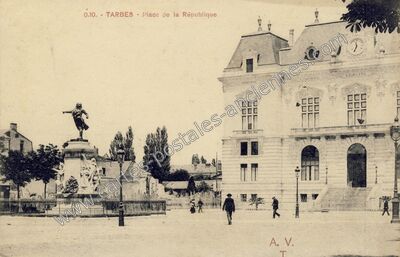Carte postale ancienne Place de la République — Tarbes (Hautes-Pyrénées)