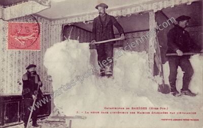 Carte postale ancienne La neige dans l'intérieur des maisons épargnées par l'avalanche — Barèges (Hautes-Pyrénées)
