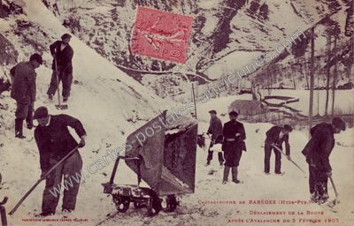 Carte postale ancienne Catastrophe de Barèges - Déblaiement de la route après l'avalanche — Barèges (Hautes-Pyrénées)