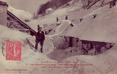 Carte postale ancienne Les Maisons sous la neige - Côté de la Promenade Horizontale après l'avalanche — Barèges (Hautes-Pyrénées)