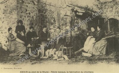 Carte postale ancienne Au pied de la Rhune - Pelote basque, la fabrication du chichtera — Ascain (Pyrénées-Atlantiques)
