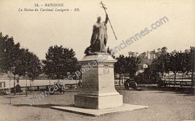 Carte postale ancienne La Statue du Cardinal Lavigerie — Bayonne (Pyrénées-Atlantiques)