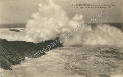 Carte postale ancienne Grosse Vague a la Digue du Rocher de la Vierge — Biarritz (Pyrénées-Atlantiques)