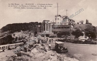 Carte postale ancienne L'Esplanade du Rocher de la Vierge - Le Plateau de l'Attalaye - Le Musée de la Mer — Biarritz (Pyrénées-Atlantiques)